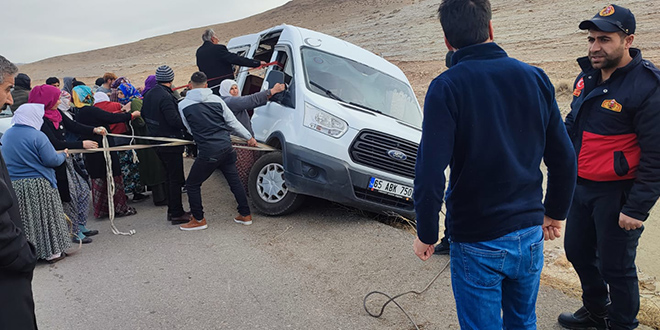 Öğrenci servisinin şarampole devrilmemesi için halatlarla tuttular
