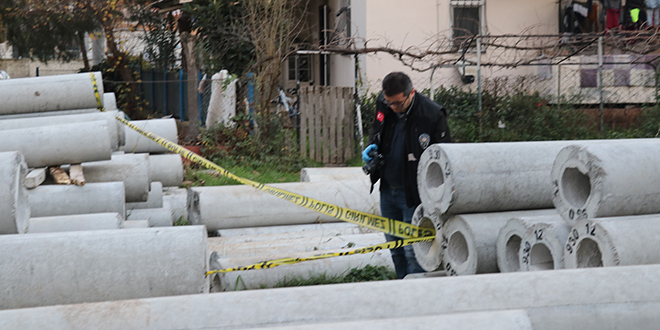 Yuvarlanan beton direklerin arasında sıkışan çocuk öldü