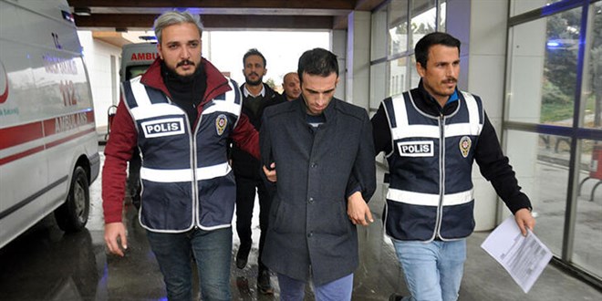 Sokakta yalnız gördüğü kadınların başına odunla vuran şüpheli yakalandı