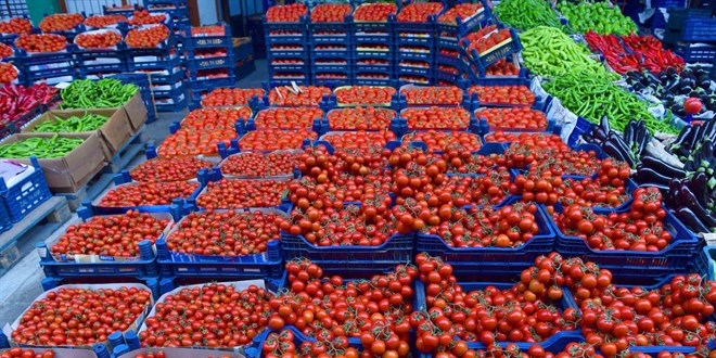 Toptancı haline 8 TL'den bırakılan domates, markette 3 katı