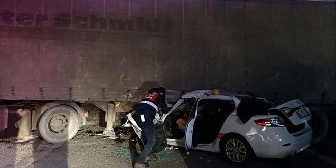 Otomobil acil çıkıştan dönmek isteyen tıra ok gibi saplandı: 1 ölü