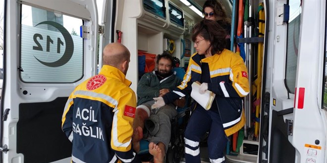 Polis memuru kendini bıçaklayan şahsı vurdu