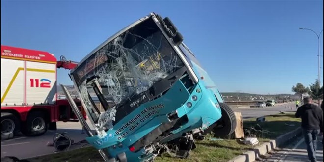 Aydınlatma direğine çarpan halk otobüsü devrildi: 12 kişi yaralandı