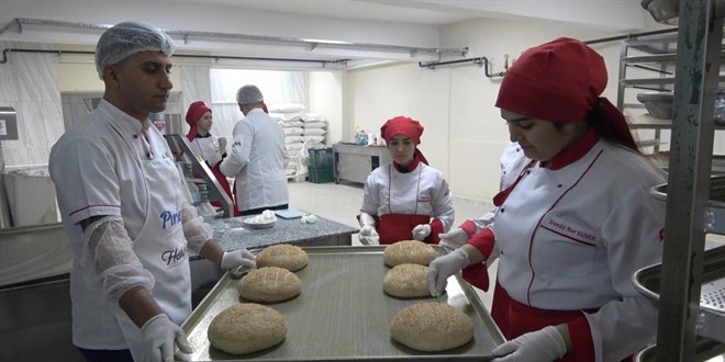 Öğrenciler üretim için fırının başına geçti: 6 dakikada 300 ekmek