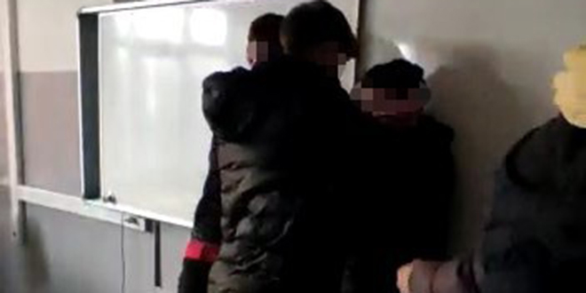 Sınıf arkadaşlarını darp edip kameraya alan 4 öğrenci gözaltına alındı