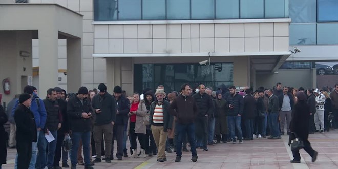 SGK binaları önünde EYT kuyruğu