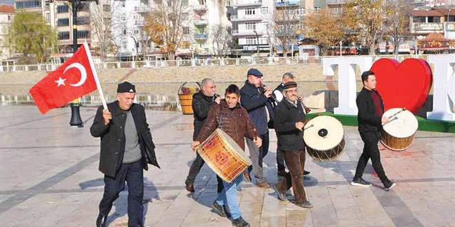 EYT mjdesini duyanlar konvoy ve davul zurnalarla adeta bayram yapt