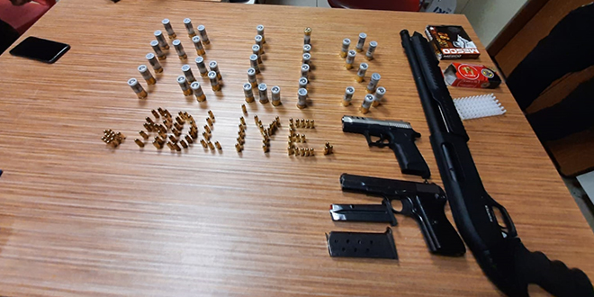 Adliye otoparkında bir araçta silah bulundu, 2 zanlı gözaltına alındı