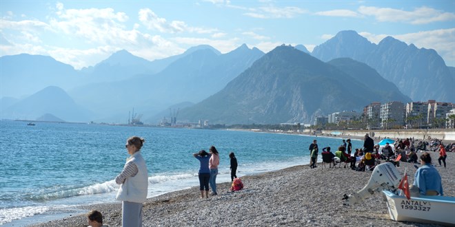 Antalya'da vatandalar ile turistler, yln son gnnde denize girdi