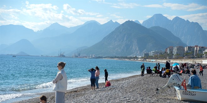 Antalya'da vatandaşlar ile turistler, yılın son gününde denize girdi