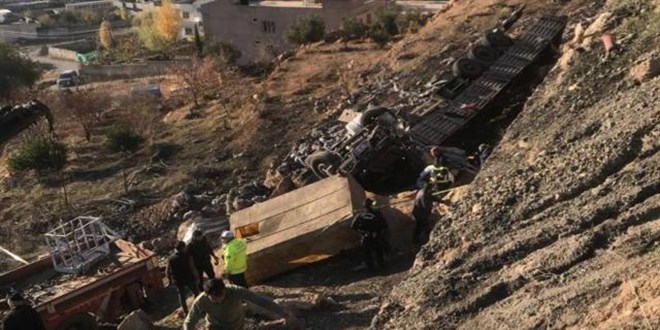 Şırnak'ta kömür yüklü tır devrildi: 1 ölü, 1 yaralı