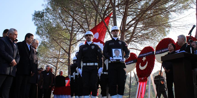 Görev dönüşü kazada şehit olan komisere veda