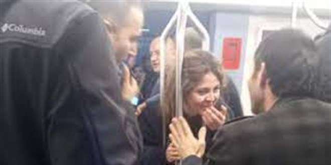 Metroda tutunma direklerine kafası sıkışan kadını itfaiye kurtardı
