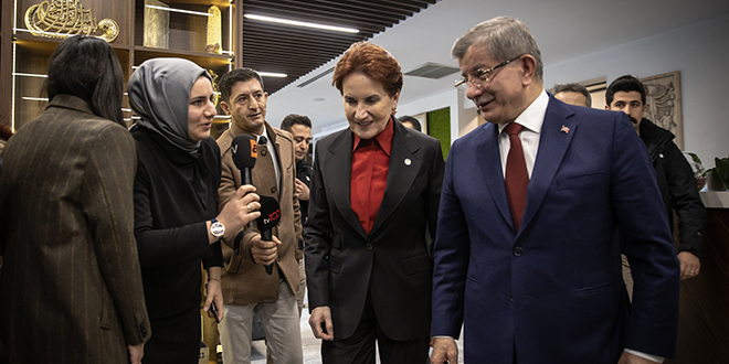 Akşener, Davutoğlu ile bir araya geldi