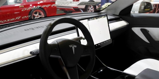 Sürücüsü uyuyan Tesla 15 dakika polisten kaçtı