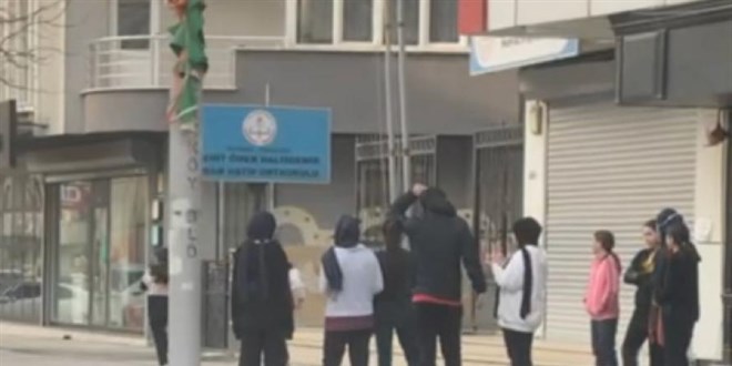 Sokak ortasında beden eğitimi dersi görüyorlar