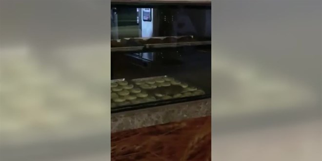 Yiyeceklerin üzerinde fare gezen iş yerine para cezası