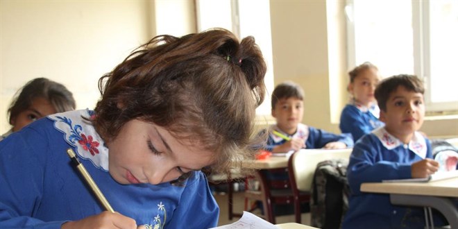 Bu okulda hala 'mavi �nl�k' gelene�i s�rd�r�l�yor