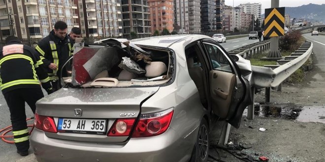 Feci kaza: Bariyer aracın ön camından girip arka camdan çıktı