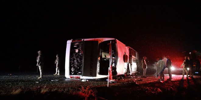Diyarbakr'da yolcu otobs devrildi: 5 l, 22 yaral