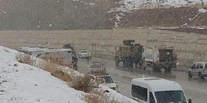 Kaçak göçmenlerin bulunduğu minibüsün sürücüsü 'dur' ihtarına uymayıp, kaza yaptı: 2 ölü, 6 yaralı