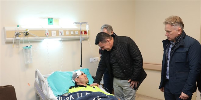 Dur ihtarına uymayan sürücü, aracıyla çarptığı polisi yaraladı