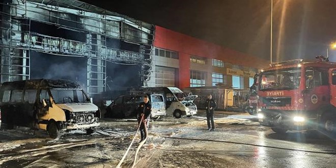 Kayseri'de oto servisinde yangın: 10 araç kullanılamaz hale geldi