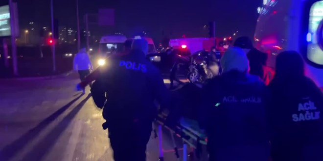 Gaziantep'te işçi servisi ile otomobil çarpıştı, 9 işçi yaralandı