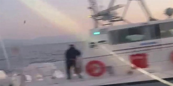 Yunan sahil güvenliğinden Türk bayraklı balıkçı teknesine taşlı ve silahlı taciz