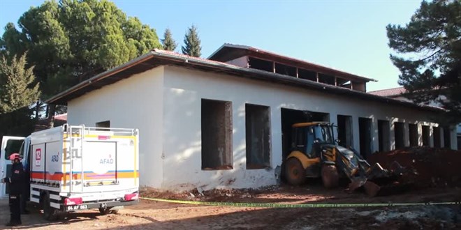 Uşak'ta bir inşaatta göçük altında kalan 2 kişi kurtarıldı
