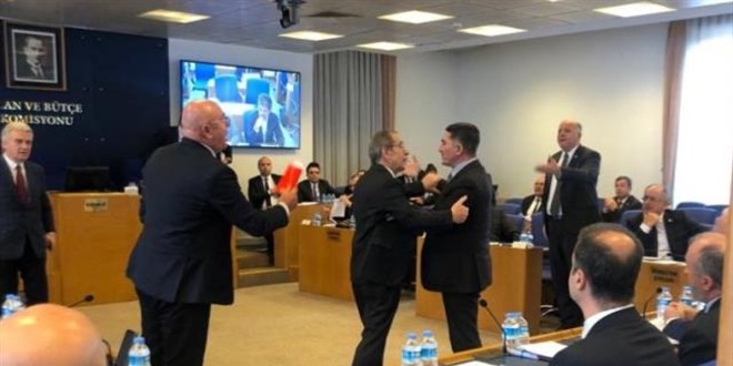 Memur ve emekliye yapılan zam Meclis'i karıştırdı