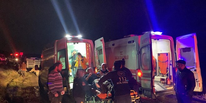 ���i servisiyle kamyonet kafa kafaya �arp��t�: 1 �l�, 20 yaral�