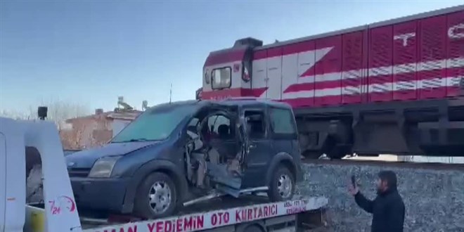 Elazığ'da hemzemin geçitte yük treninin çarptığı hafif ticari aracın sürücüsü yaralandı