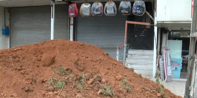 Zam konusunda anlaşamadığı kiracısının dükkanının önüne toprak döktürdü