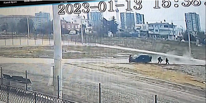 Aşırı süratli bir araç, öğrencilerin arasına daldı: 3 yaralı