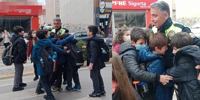 Emekli olan trafik polisine yaya geçidinde sarılıp veda ettiler