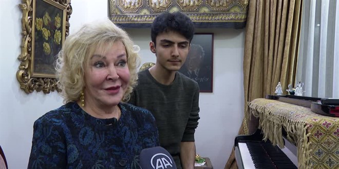 Piyano çalmasıyla ilgi odağı olan kurye Can İncir, Piyanist Gülsin Onay'dan ders aldı