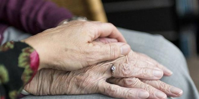 TBMM Komisyonu'ndan sigorta önerisi: Yaşlı bakımını üstlenen kişi güvence altına alınmalı