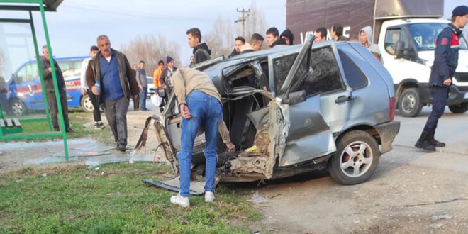 Durağa çarpan otomobil ikiye bölündü: 2 yaralı