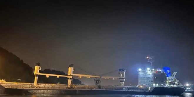 �stanbul Bo�az�'nda karaya oturan y�k gemisi kurtar�ld�