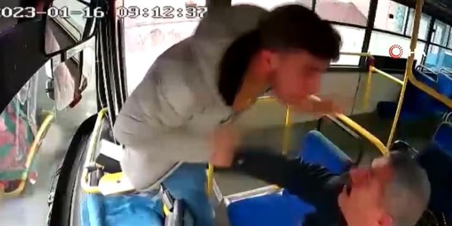 Kocaeli'de halk otobüsü şoförünün darbedilmesi güvenlik kamerasına yansıdı