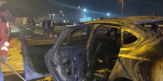 Yeni alınan otomobil TEM Otoyolu'nda seyir halindeyken yandı