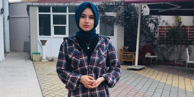 Dershaneye giderken sahipsiz köpeklerin saldırdığı kız öğrenciyi mahalleli kurtardı