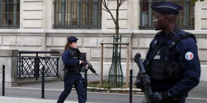 Paris'te polisin ateş açtığı kişi öldü