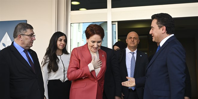 Akşener, altılı masa toplantısına davet için Babacan'ı ziyaret etti
