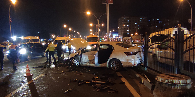 3 aracın karıştığı kazada 1 polis memuru öldü, 5 kişi yaralandı