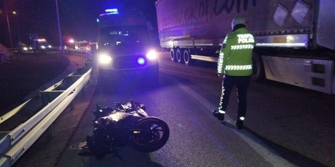 Motosiklet bariyerlere çarptı: 1 ölü, 1 ağır yaralı