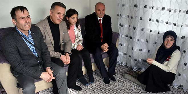 13 yaşındaki Emsal ile 35 yaşındaki annesi yeniden okula kazandırıldı