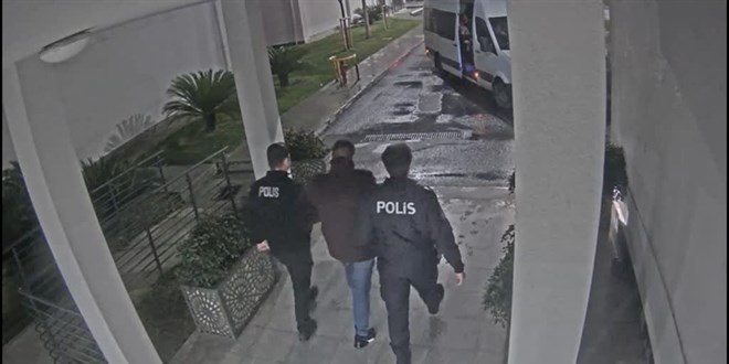 Firari hkml, annesini karlamak iin geldii havalimannda yakaland