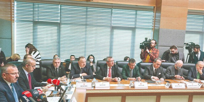 Başörtüsü düzenlemesinde 'Laikliğe aykırı' tartışması